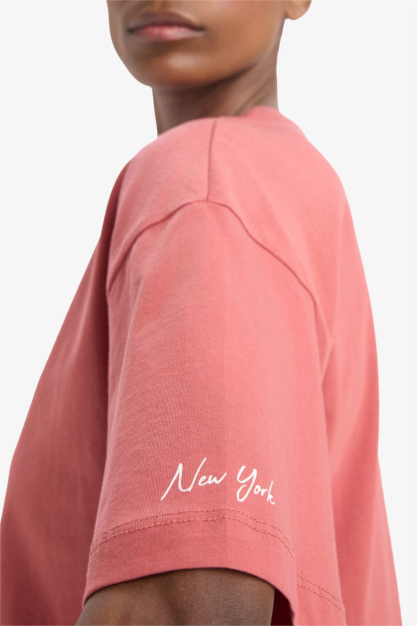 حريمي خمري فاتح تيشيرت نص كم اوفر سايز بياقة مستديرة من DeFactoFit