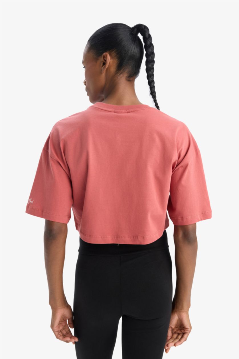 حريمي خمري فاتح تيشيرت نص كم اوفر سايز بياقة مستديرة من DeFactoFit