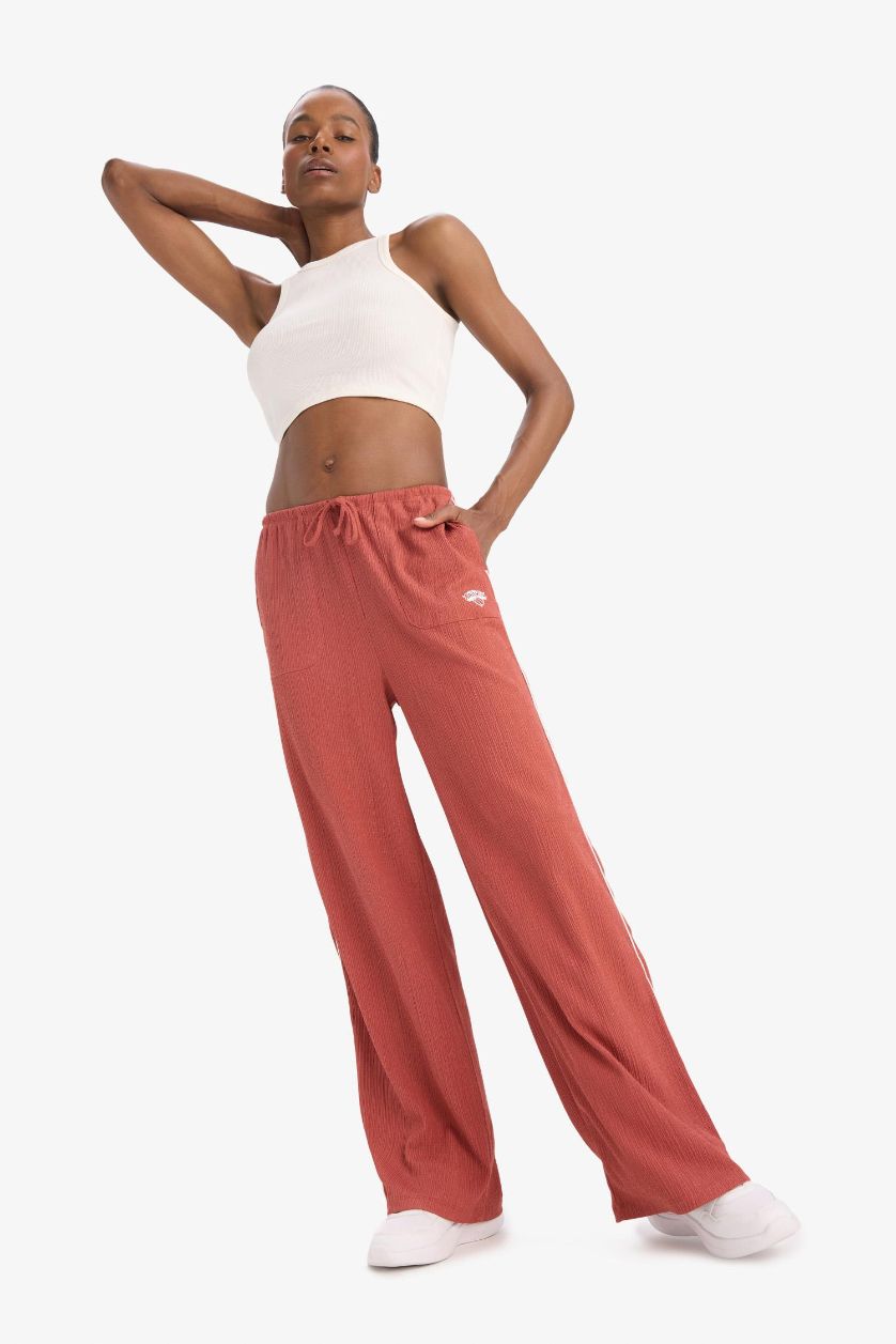 Kadın Açık Bordo NBA New York Knicks Wide Leg Geniş Paça Çift Cepli Geniş Paça Standart Boy Krinkıl İnce Pantolon