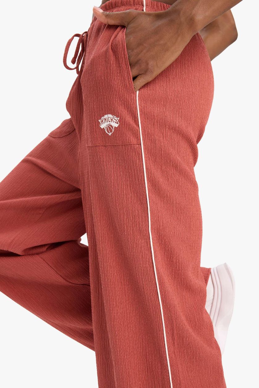 Kadın Açık Bordo NBA New York Knicks Wide Leg Geniş Paça Çift Cepli Geniş Paça Standart Boy Krinkıl İnce Pantolon