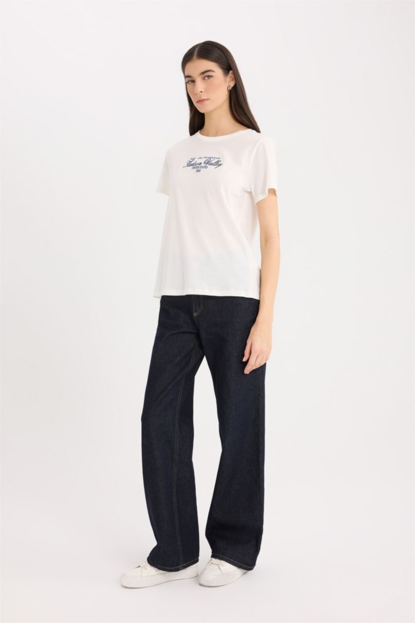 نساء بيج فاتح تيشيرت نص ردن بطبعة شعار قصة عادية بياخة مستديرة