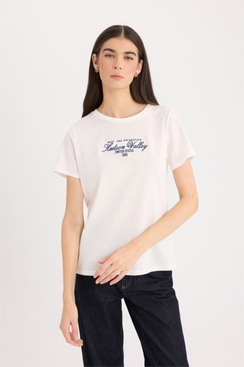 نساء بيج فاتح تيشيرت نص ردن بطبعة شعار قصة عادية بياخة مستديرة