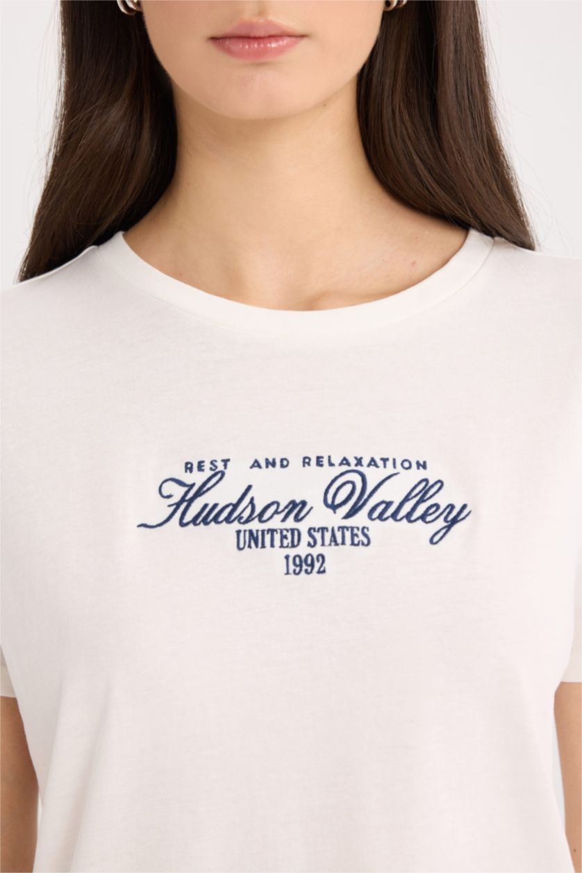 نساء بيج فاتح تيشيرت نص ردن بطبعة شعار قصة عادية بياخة مستديرة