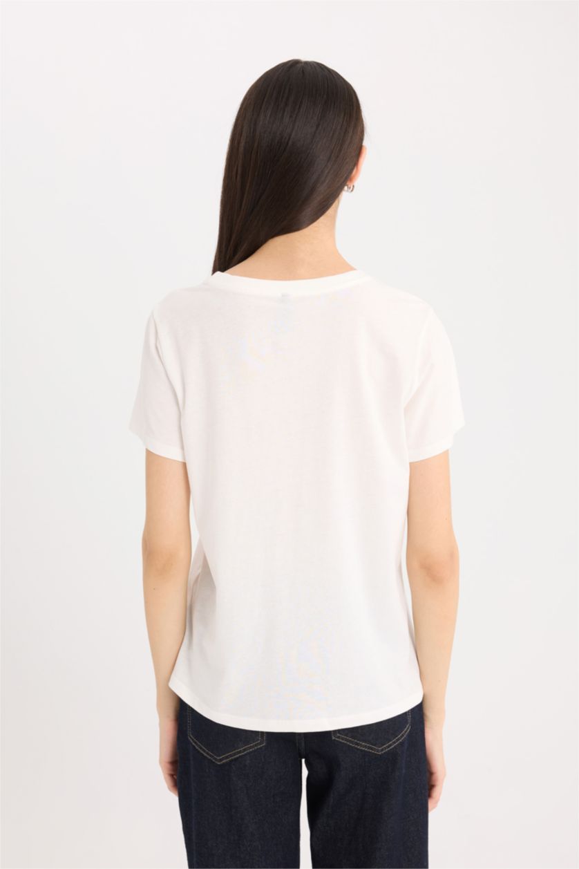 نساء بيج فاتح تيشيرت نص ردن بطبعة شعار قصة عادية بياخة مستديرة