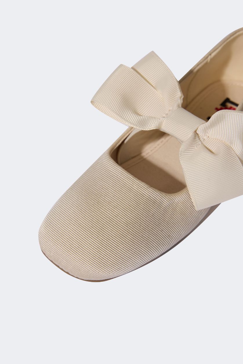 GIRLS & TEENS White Girl Flat Sole Sandals