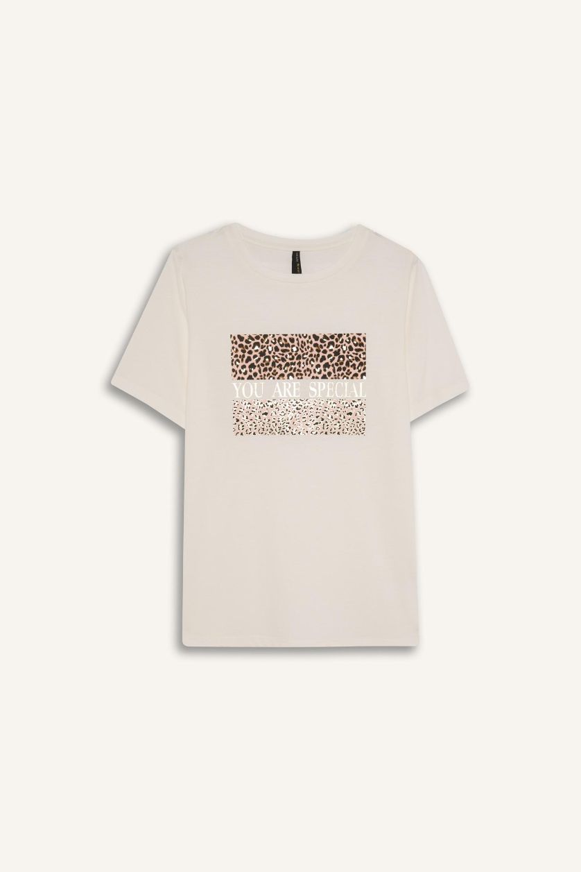 نساء بيج فاتح تيشيرت نص كم بطبعة جلد نمر  قصة عادية برقبة مستديرة
