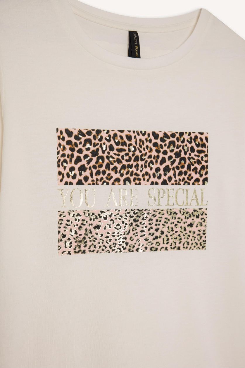 نساء بيج فاتح تيشيرت نص كم بطبعة جلد نمر  قصة عادية برقبة مستديرة