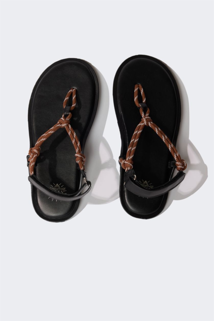 نساء بني صندل بكعب مسطح