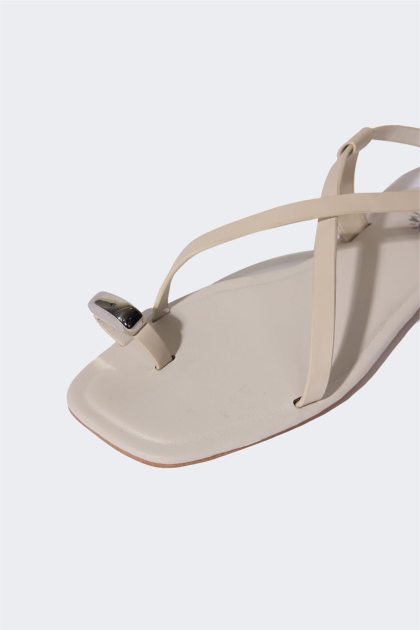 Kadın Beyaz Kadın Taşlı Düz Taban Suni Deri Sandalet