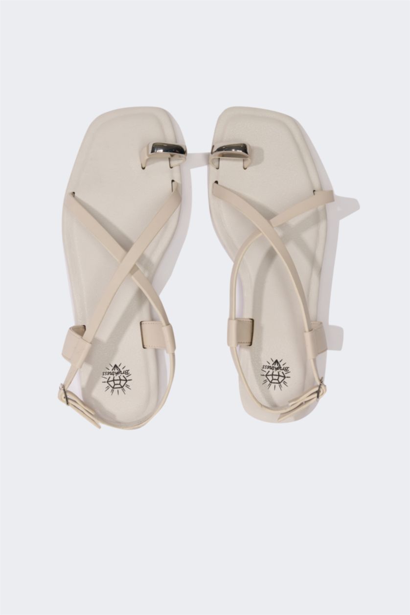 Kadın Beyaz Kadın Taşlı Düz Taban Suni Deri Sandalet