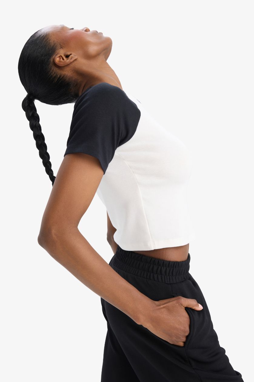 Kadın Ekru Slim Fit Dar Kesim Bisiklet Yaka Baskılı Sporcu Ribana Kısa Kollu Tişört