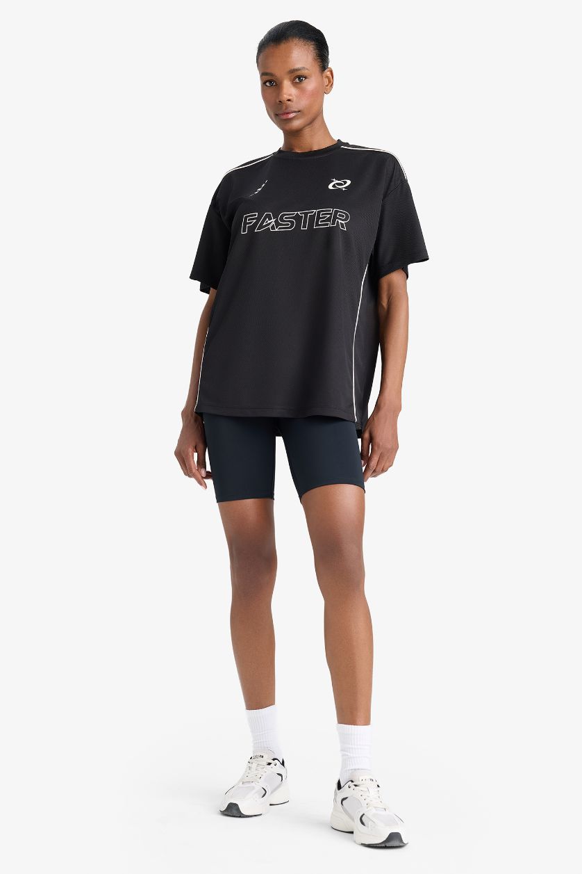 Kadın Siyah Oversize Geniş Kalıp Bisiklet Yaka Baskılı Sporcu Kısa Kollu Tişört