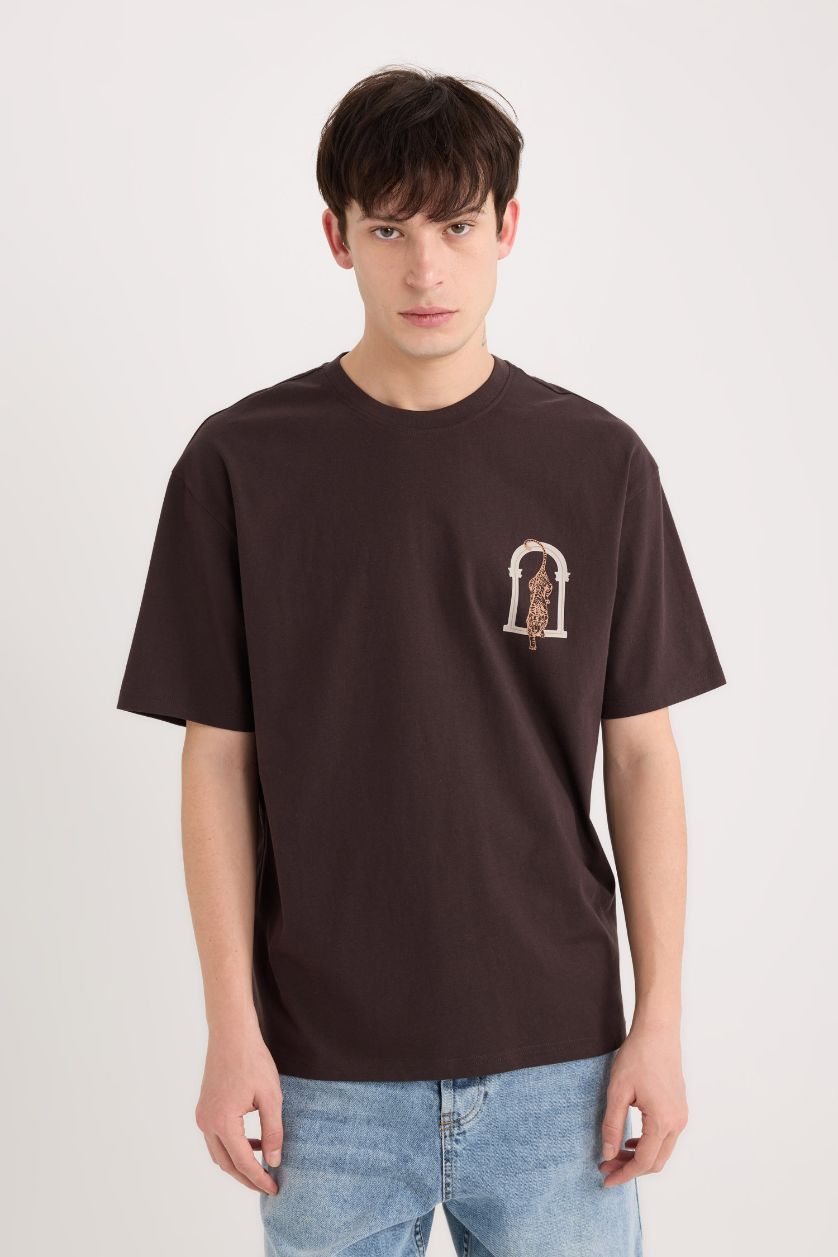 Erkek Kahve %100 Pamuk Boxy Fit Bisiklet Yaka Sırt Baskılı Kısa Kollu Tişört