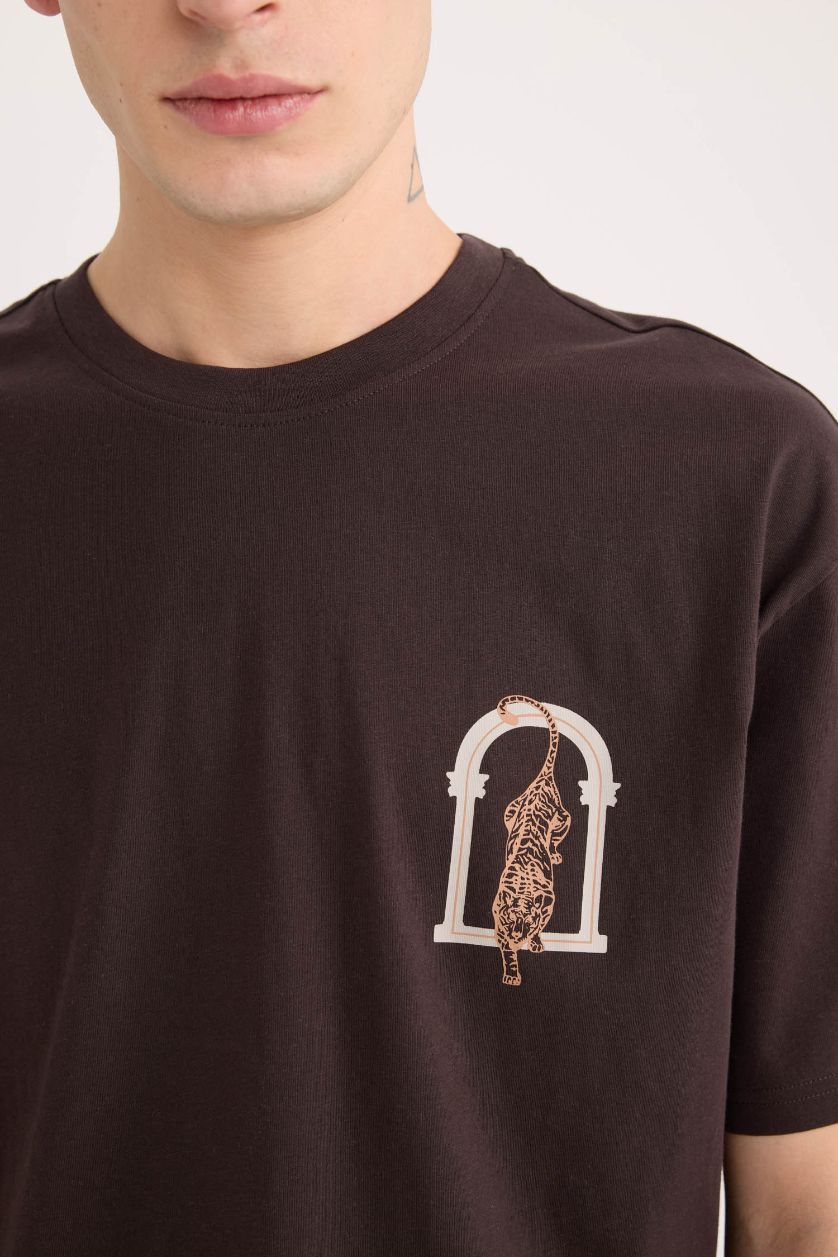 Erkek Kahve %100 Pamuk Boxy Fit Bisiklet Yaka Sırt Baskılı Kısa Kollu Tişört