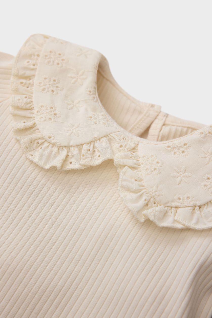 Kız Bebek Ekru Kız Bebek 3'lü Takım Bebe Yaka Uzun Kollu Tişört Beli Lastikli Jean Şort Etek Külotlu Çorap