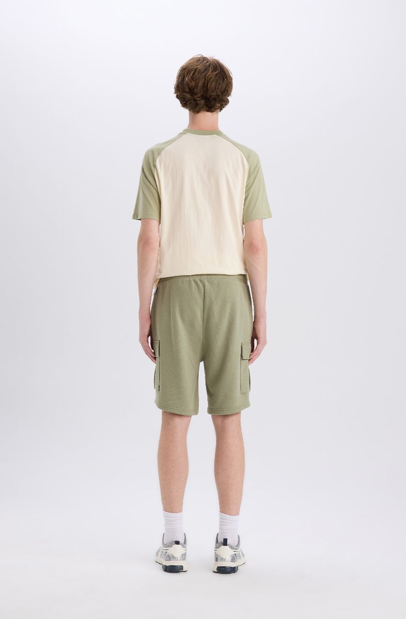 رجال كاكي شورت كارجو قصة عادية