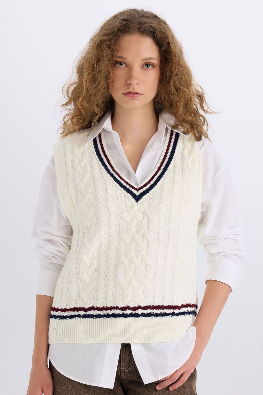 Kadın Ekru Regular Fit V Yaka Saç Örgü Desenli Triko Süveter