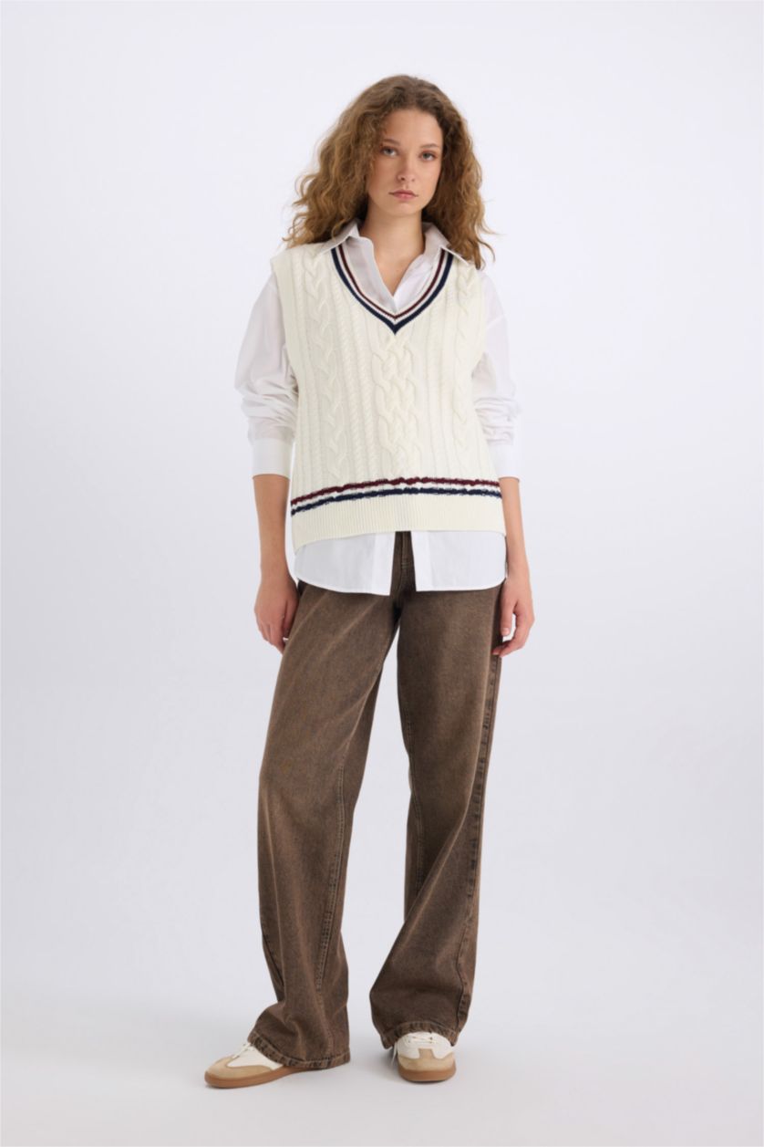Kadın Ekru Regular Fit V Yaka Saç Örgü Desenli Triko Süveter