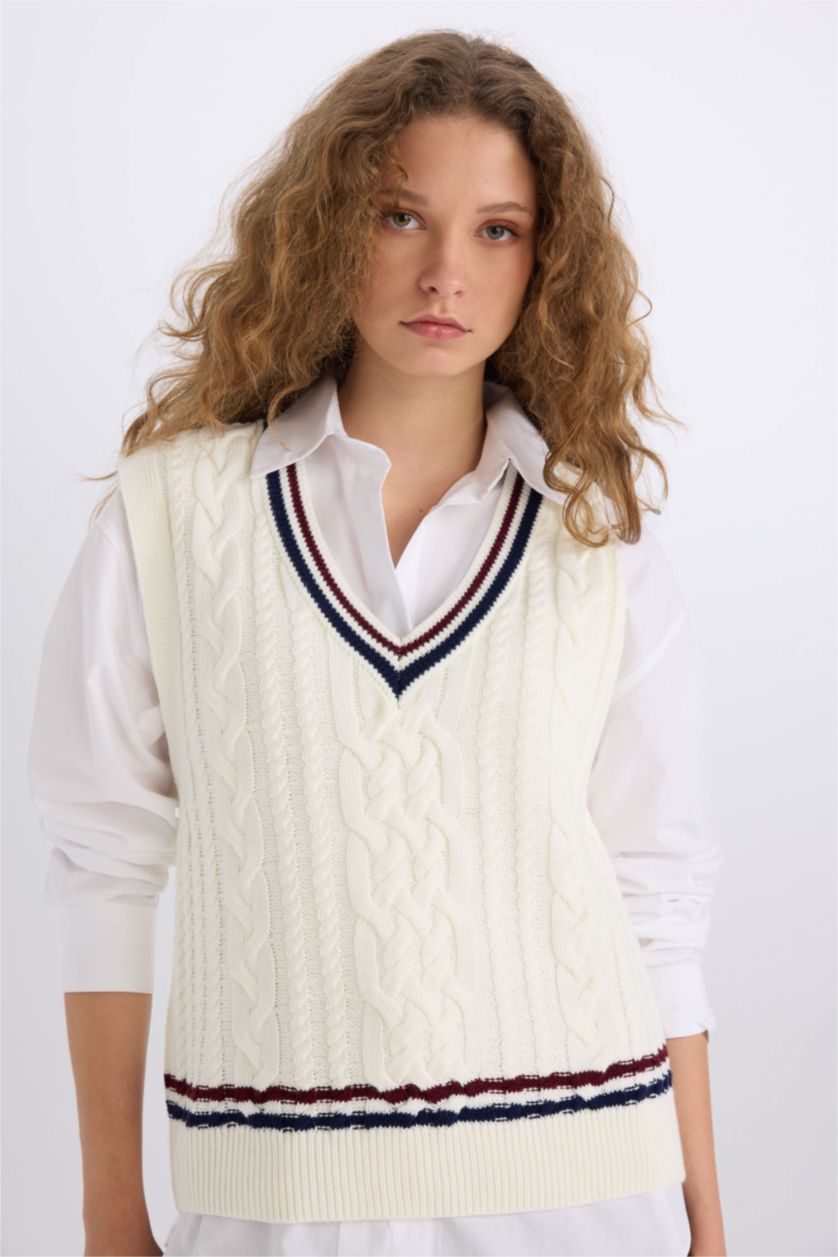 Kadın Ekru Regular Fit V Yaka Saç Örgü Desenli Triko Süveter