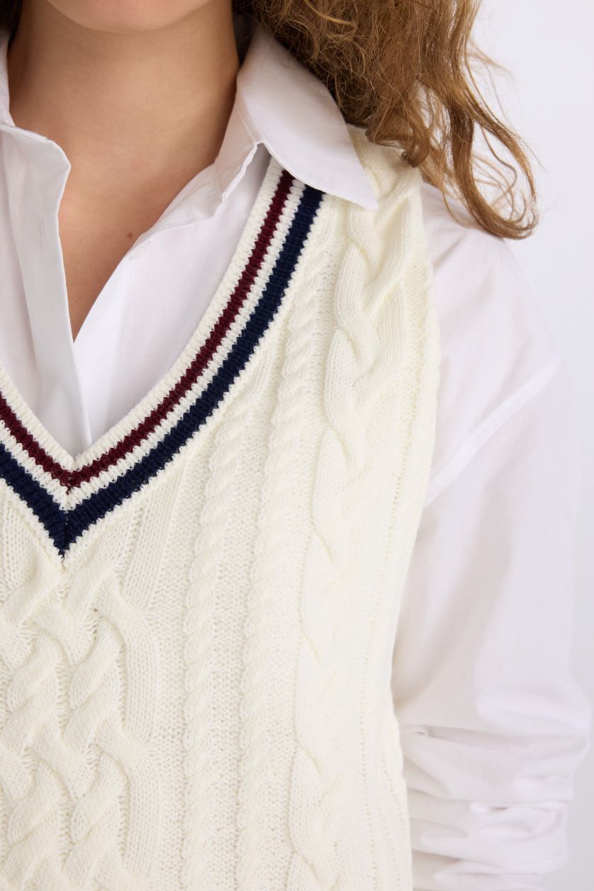 Kadın Ekru Regular Fit V Yaka Saç Örgü Desenli Triko Süveter