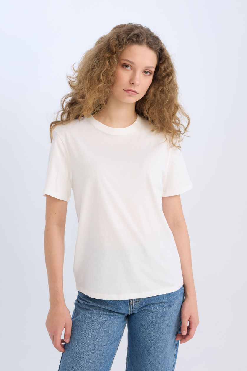 Kadın Beyaz Regular Fit Bisiklet Yaka Basic Düz Kısa Kollu Beyaz Tişört