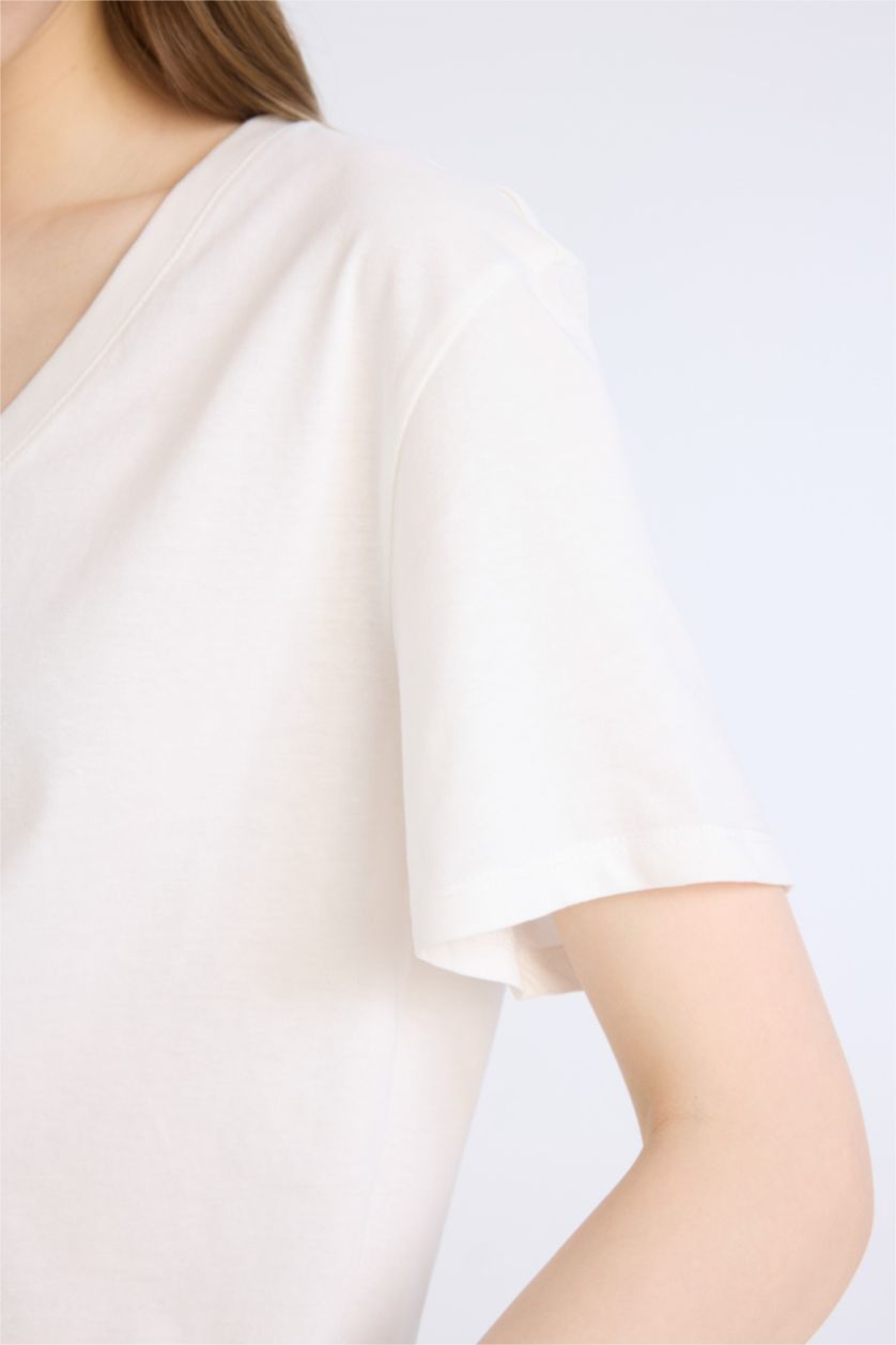 Woman White Regular Fit V Neck Basic Short Sleeve T-Shirt