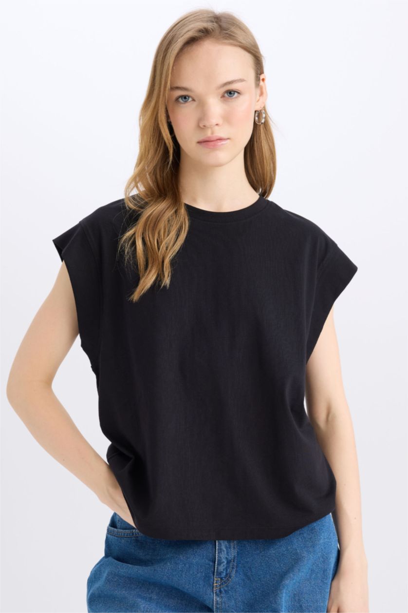 Woman Black Regular Fit Crew Neck Short Sleeve T-Shirt