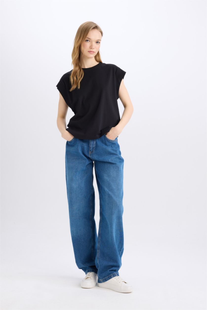 Woman Black Regular Fit Crew Neck Short Sleeve T-Shirt