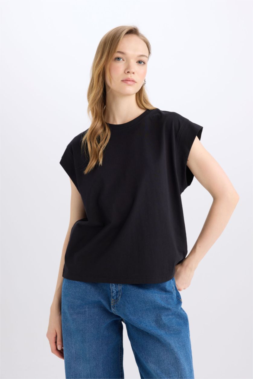 Woman Black Regular Fit Crew Neck Short Sleeve T-Shirt