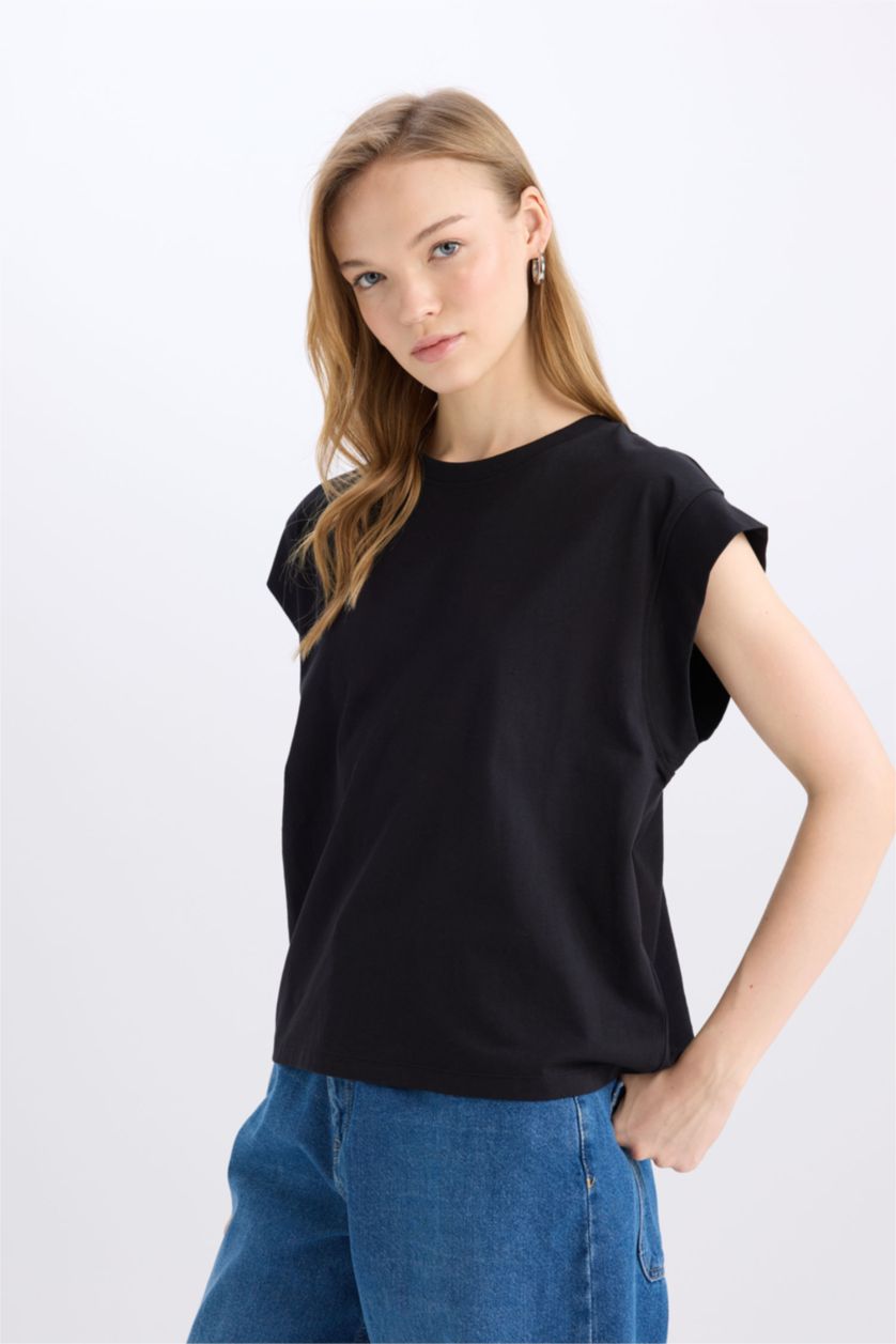 Woman Black Regular Fit Crew Neck Short Sleeve T-Shirt
