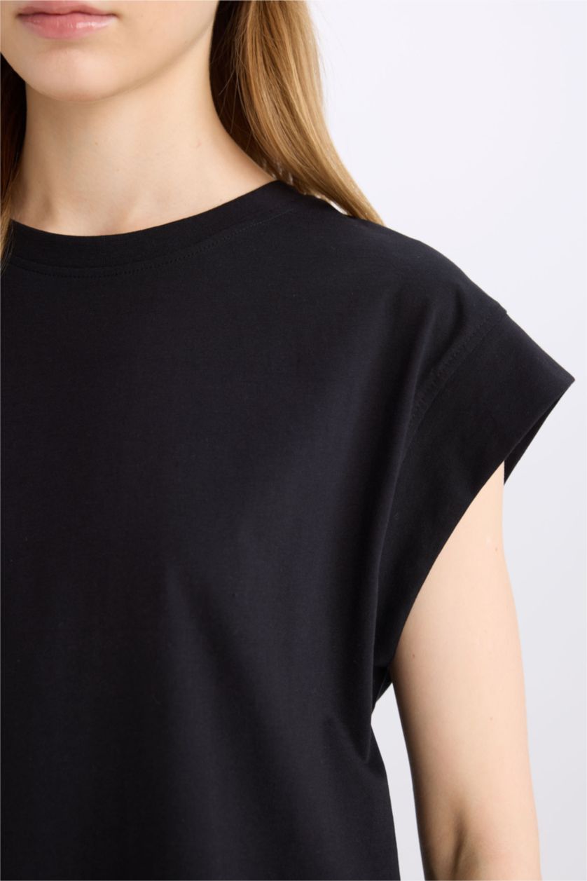 Woman Black Regular Fit Crew Neck Short Sleeve T-Shirt