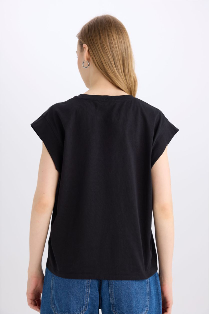 Woman Black Regular Fit Crew Neck Short Sleeve T-Shirt