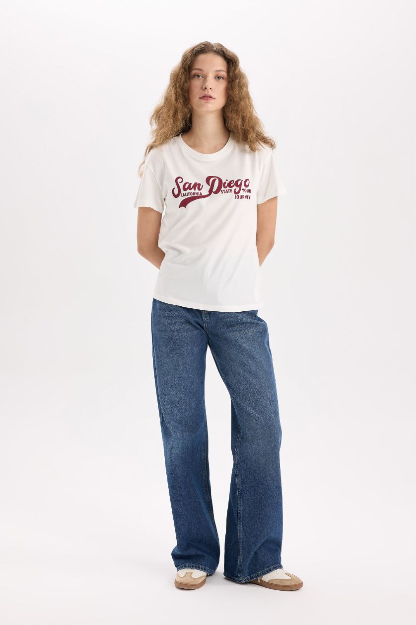 نساء اوف وايت تيشيرت نص كم مطبوع قصة عادية برقبة مستديرة