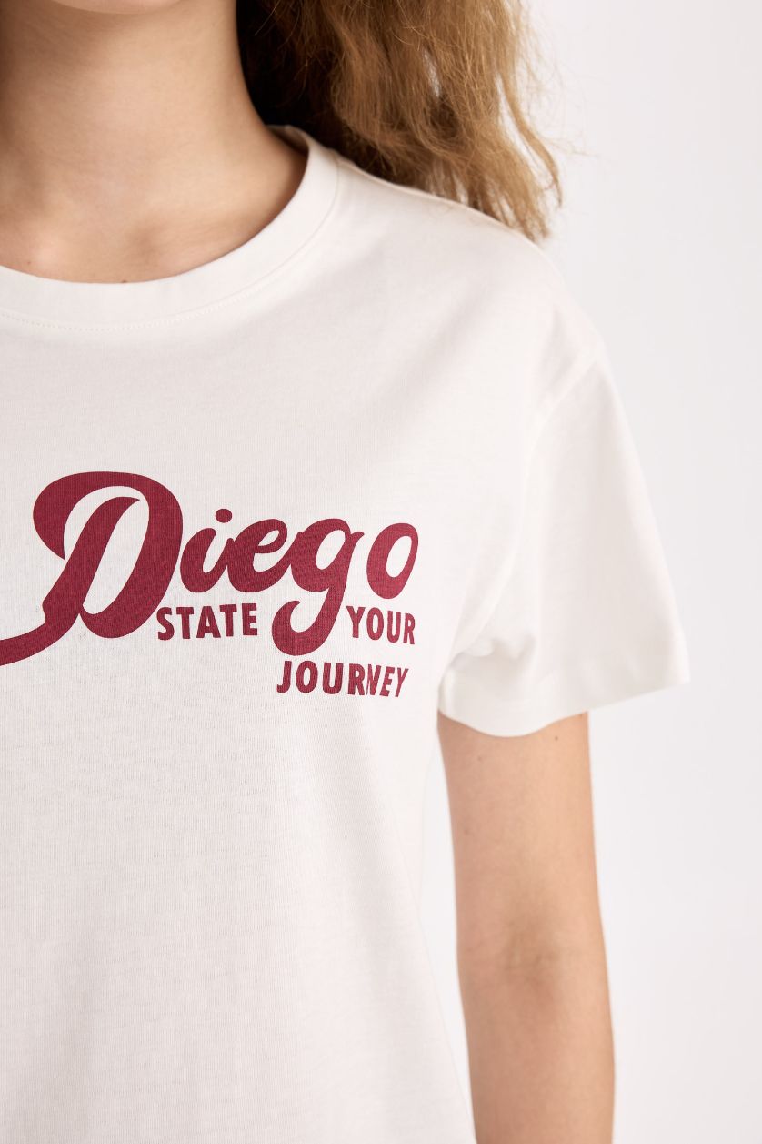 نساء اوف وايت تيشيرت نص كم مطبوع قصة عادية برقبة مستديرة