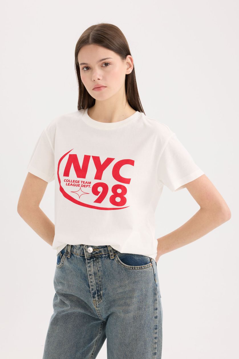 Woman White Regular Fit Crew Neck Short Sleeve T-Shirt