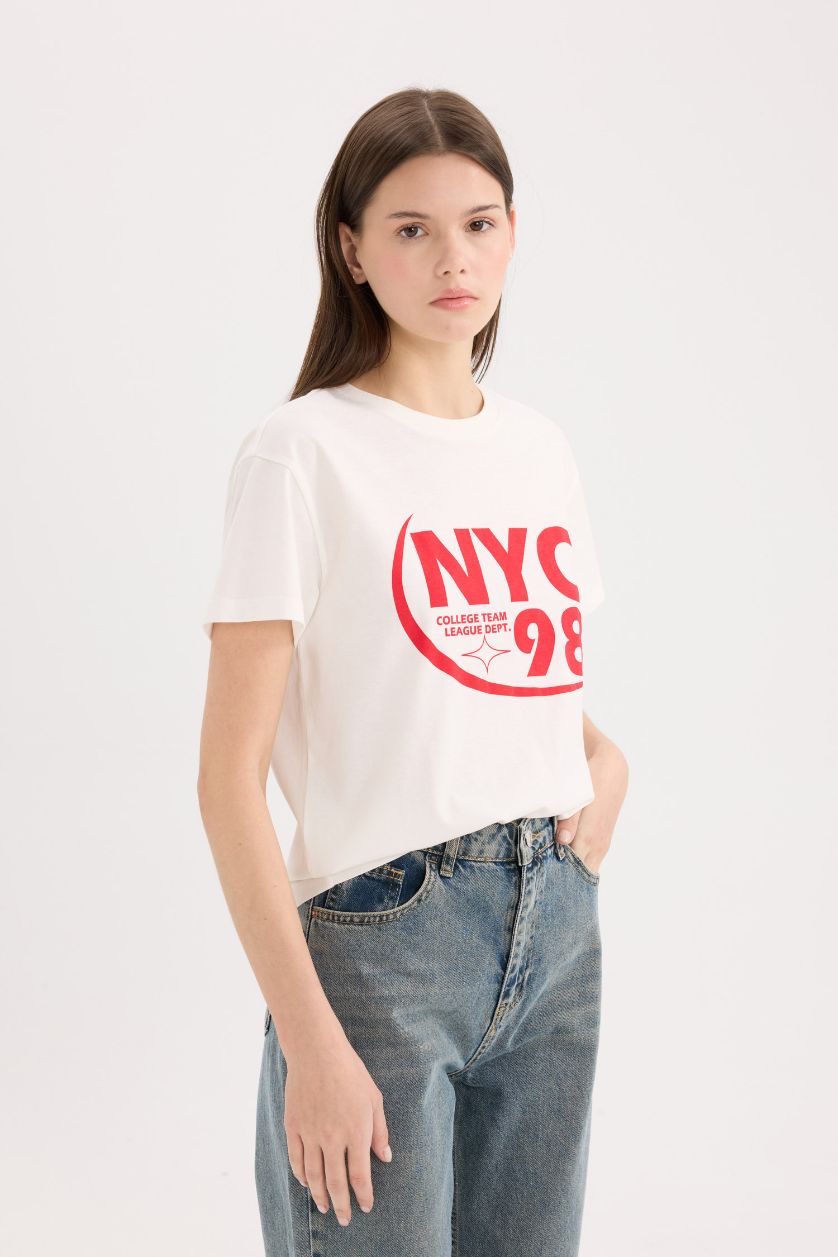 Woman White Regular Fit Crew Neck Short Sleeve T-Shirt