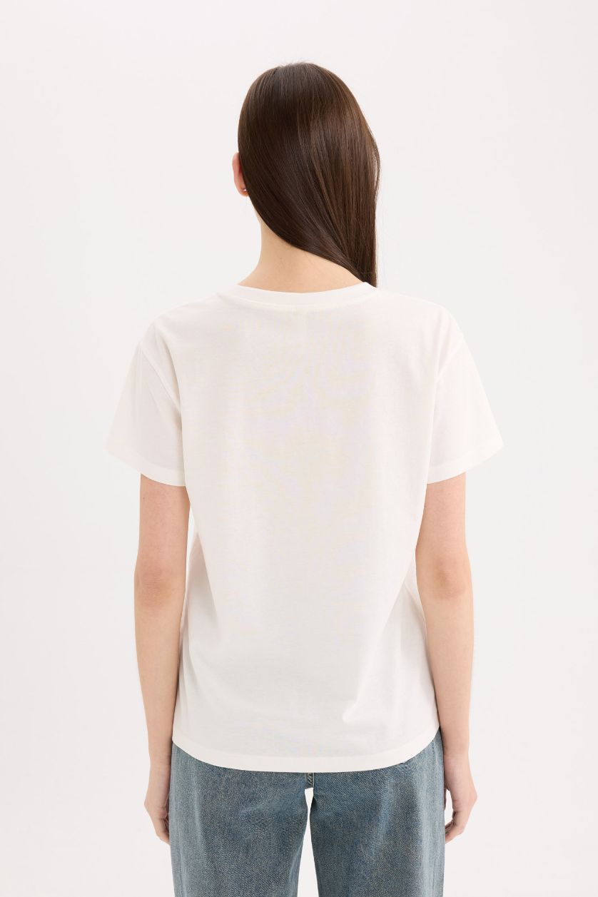 Woman White Regular Fit Crew Neck Short Sleeve T-Shirt