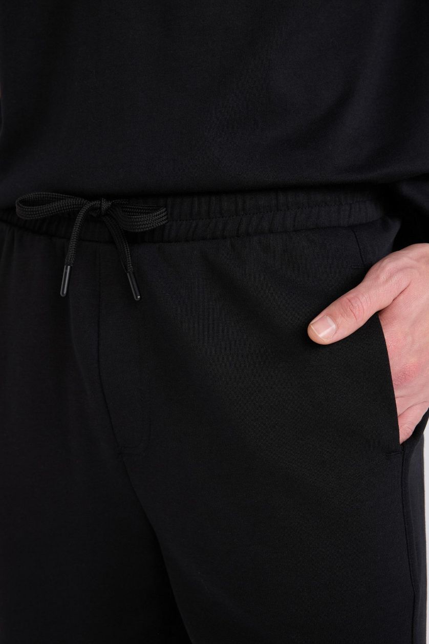 Мужчины Черный Шорты снатдартного кроя