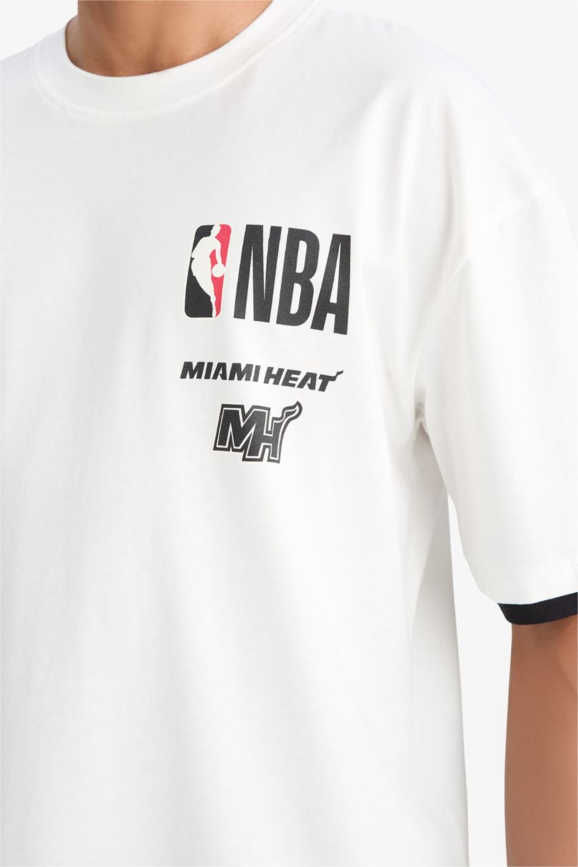Erkek Ekru NBA Miami Heat Oversize Geniş Kalıp Bisiklet Yaka Sırt Baskılı Kısa Kollu Tişört