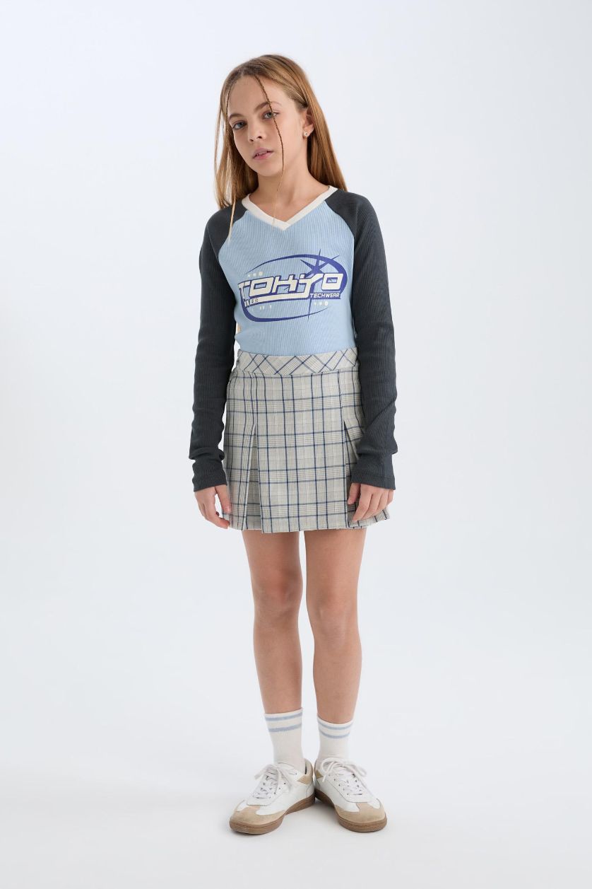 بنات رمادي فاتح تنورة بنات بمربعات