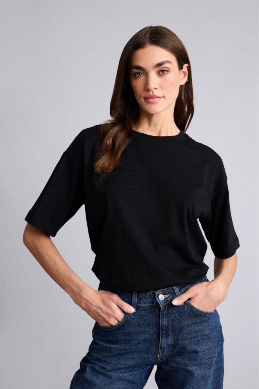 Woman Black Woman Short Sleeve T-Shirt