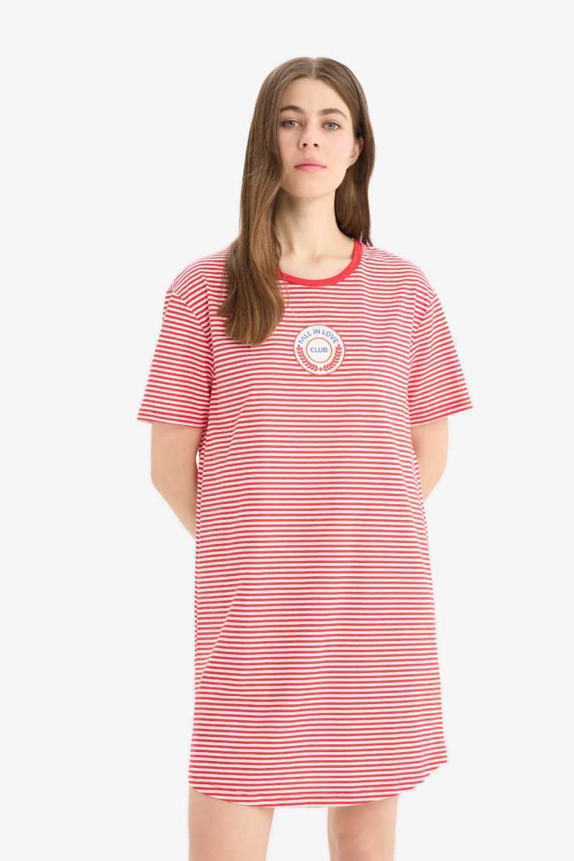 Woman Red Fall in Love Striped Crew Neck Short Sleeve Nightgown