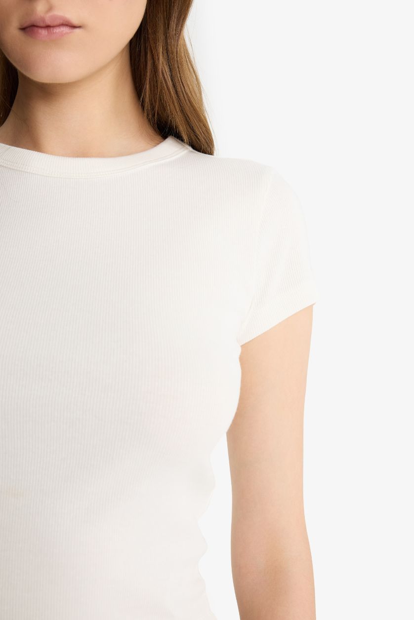 Kadın Kırık Beyaz Fitted Bisiklet Yaka Basic Düz Fitilli Kaşkorse Kısa Kollu Beyaz Tişört