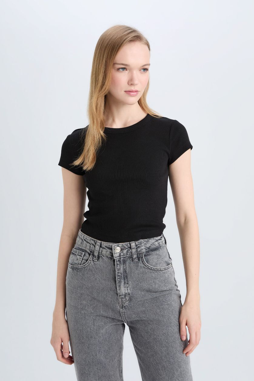 حريمي أسود تيشيرت نص كم سليم فيت مضلع مخصر