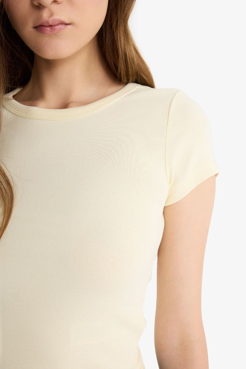 Kadın Ekru Fitted Bisiklet Yaka Ribana Kısa Kollu Tişört