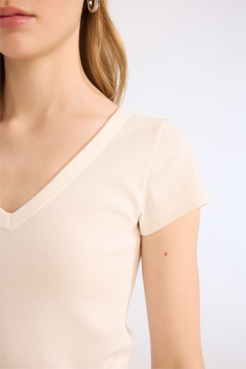 حريمي اوف وايت تيشيرت نص كم سليم فيت مضلع بياقة V مخصر