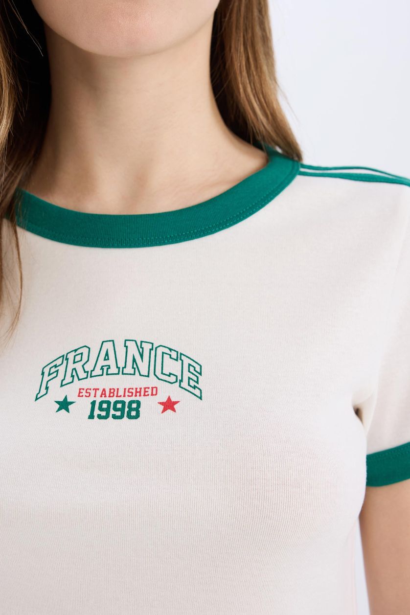 نساء اوف وايت تيشيرت سليم فيت مضلع بطبعة فاكهة