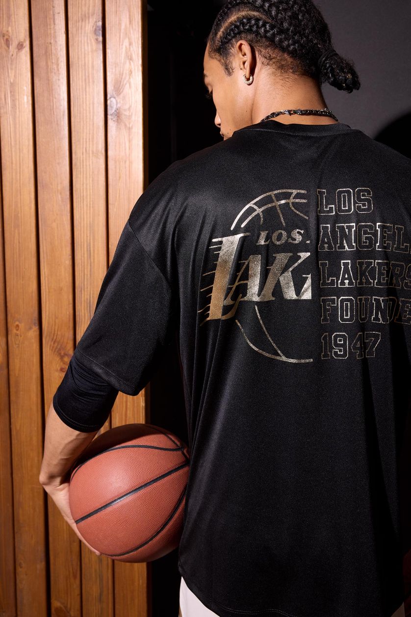 Erkek Siyah NBA Los Angeles Lakers Boxy Fit Bisiklet Yaka Sırt Baskılı Kısa Kollu Tişört