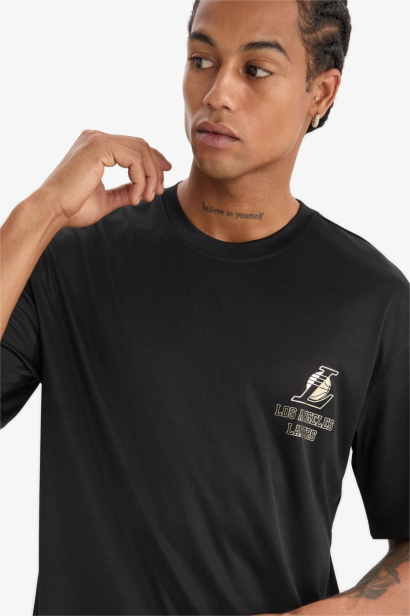 Erkek Siyah NBA Los Angeles Lakers Boxy Fit Bisiklet Yaka Sırt Baskılı Kısa Kollu Tişört