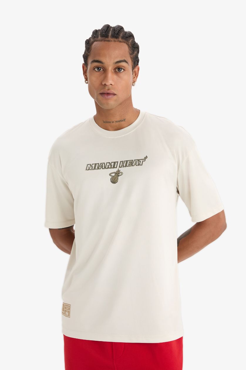 Erkek Taş NBA Miami Heat Boxy Fit Bisiklet Yaka Sırt Baskılı Kısa Kollu Tişört